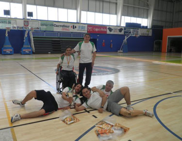 La selección de Euskadi al completo, posando con el subcampeonato