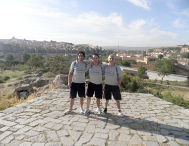Josu Vitoria, David Alonso y Josu Rubio, de Zuzenak posando en la capital abulense