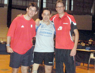 David Alonso, en medio con sus compañeros de equipo: Marc Ledoux, a la izquierda y a la derecha, Nico Vergeylen.