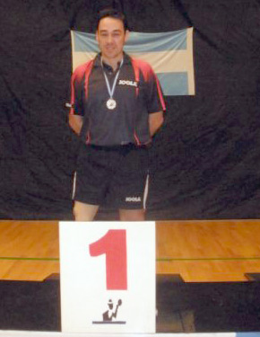 David Alonso, posando con la medalla de oro en lo más alto del podium. 