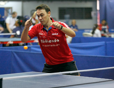 David Alonso golpeando la bola en un partido de individuales.
