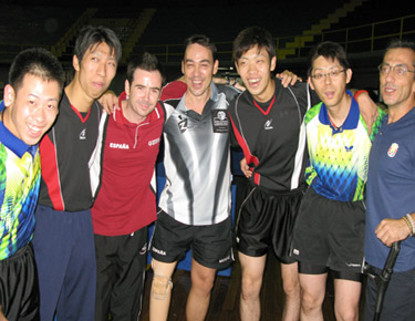 David Alonso con sus compañeros de equipo y con el equipo japonés. 