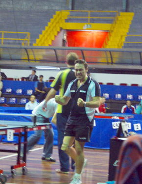 David Alonso, celebrando el punto decisivo que ganó y que le llevó a lograr la medalla de oro por equipos. 