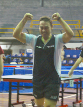 David Alonso, celebrando el punto decisivo que ganó y que le llevó a lograr la medalla de oro por equipos. 