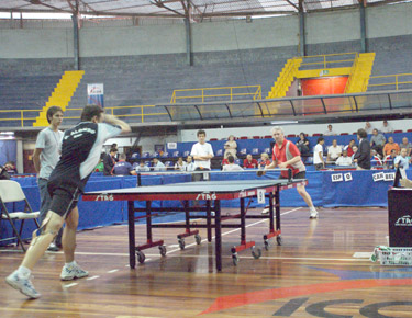 David Alonso en primer plano, jugando un punto de individuales.