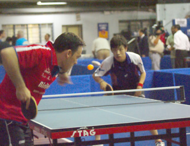 David Alonso, sacando en el partido contra el japonés Suzuki 