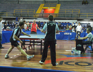 David Alonso, en la competición de dobles atacando una bola 