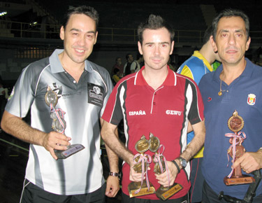 David Alonso, Álvaro Varela y Javier Gómez, posando con los trofeos