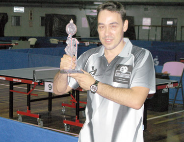 David Alonso, posando con el trofeo de subcampeón individual. 