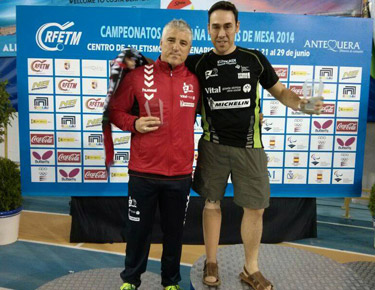 Josu Rubio y David Alonso posando con los trofeos en el pódium