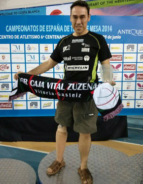 David Alonso, en el pódium con una bufanda del C.D.Zuzenak