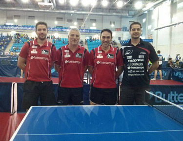 El equipo del C.D.Zuzenak de izquierda a derecha: Josu Vitoria, Josu Rubio, David Alonso, y el técnico Rubén Martínez