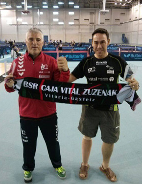 David Alonso y Josu Rubio, posando con una bufanda del Club Deportivo Zuzenak