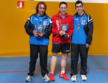 David Alonso, en el centro, con el trofeo de vencedor.