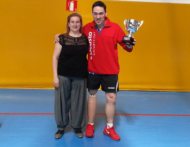 David Alonso, a la derecha con una persona representante de la Federaci&oacute;n Vasca de Deporte Adaptado. 