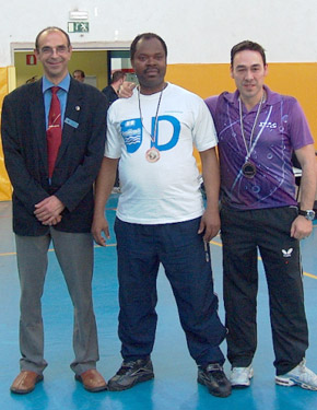 David Alonso, a la derecha con la medalla de bronce en dobles categor&iacute;a normalizada. 
