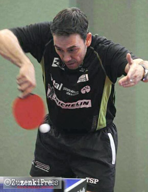 David Alonso, devolviendo una pelota 