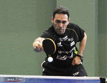 David Alonso, devuelve una pelota de revés 