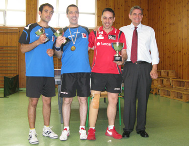David Alonso, a la derecha, con el trofeo de vencedor.