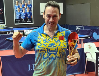 David Alonso, posando con la copa del Campeonato de Euskadi 2021