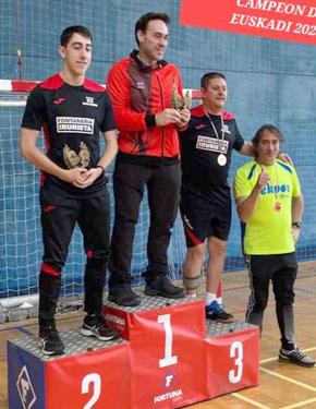 David Alonso en lo más alto del pódium con el trofeo de individuales