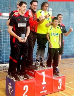 David Alonso en lo más alto del pódium con el trofeo de dobles