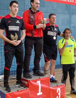 David Alonso en lo más alto del pódium con el trofeo de individuales