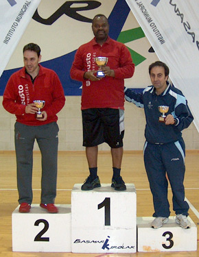 David Alonso, a la izquierda, en el podium con el trofeo de subcampeón. 