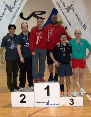 David Alonso y Michael Adodo, en lo más alto del pódium como campeones del torneo de dobles. 