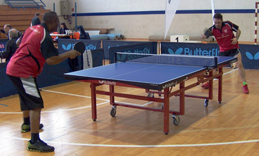 David Alonso, al fondo, disputando la final de individuales, contra Michael Adodo.