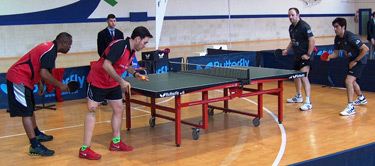 David Alonso, en el momento de saque en un partido de dobles. 