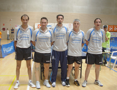 David Alonso, segundo de la izquierda, con el equipo de pie al completo del C.D.Zuzenak.