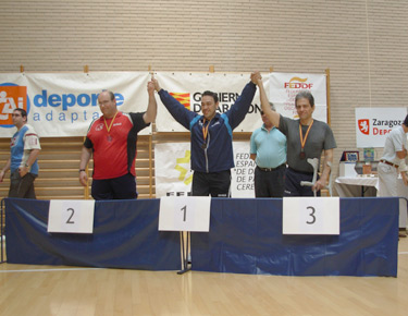 David Alonso, en la entrega de premios celebra la medalla de oro en individuales de la clase 8. 