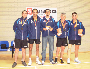 El equipo al completo de Zuzenak, con David Alonso a la derechar, posan con todos los éxitos cosechados en el Campeonato. 