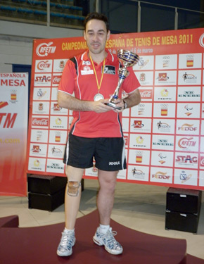 David Alonso, posa en el podium con el trofeo de vencedor en la modalidad individual 