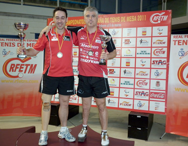 David Alonso y Josu Rubio, posan en el podium con el  trofeo de campeón y subcampeón, respectivamente