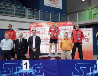 David Alonso, en el centro del podium, con el trofeo de vencedor en la modalidad individual.