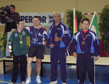 David Alonso, de nuevo en el podium con la medalla y el trofeo como subcampeón en la modalidad de individuales. 