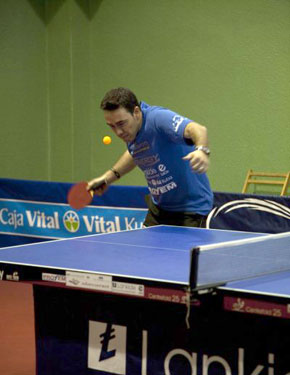 David Alonso concentrado en golpear la pelota