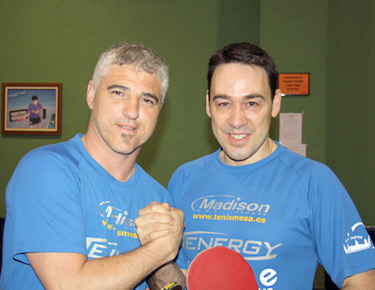 David Alonso, a la derecha, con su compañero de equipo del C.T.M Gasteiz y C.D.Zuzenak, Josu Rubio