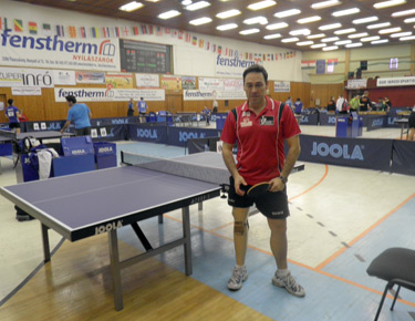 David Alonso, posa delante de una mesa del torneo. 