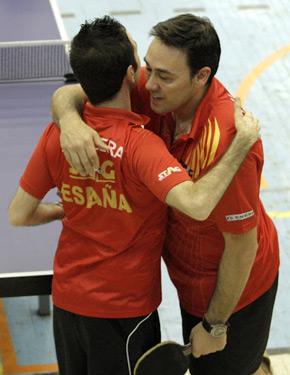 David Alonso y Álvaro Valera se abrazan tras la lograr un punto. 