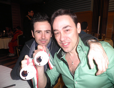 David Alonso y &Aacute;lvaro Valera posan con la medalla de bronce.