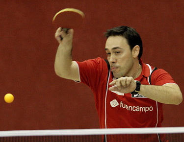 David Alonso, golpeando una pelota.