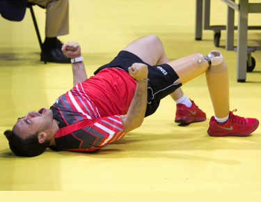 David Alonso, celebrando en el suelo el campeonato.