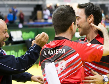David Alonso, celebra con varios compa&ntilde;eros el triunfo final.