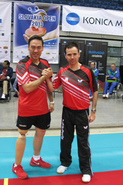 David Alonso y &Aacute;lvaro Valera, posan en el pabell&oacute;n.
