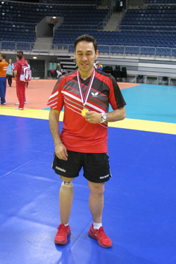 David Alonso, posa con la medalla de oro