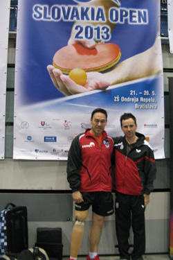 David Alonso y &Aacute;lvaro Valera, posan delante del cartel del torneo. 