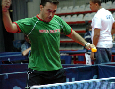 David Alonso en
	un partido de individuales